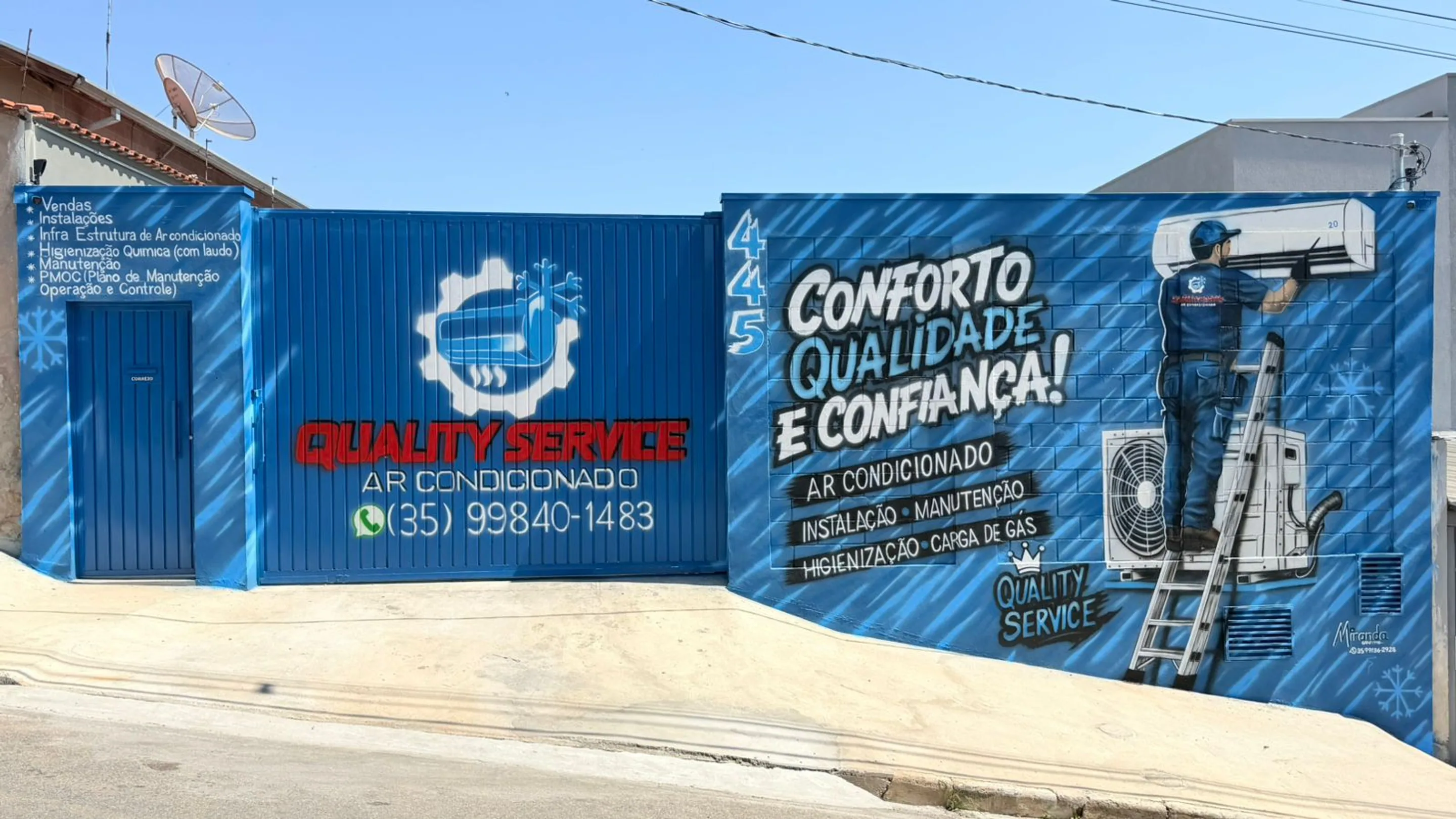 Mural grafitado na fachada da sede da Quality Service, com os dizeres conforto, qualidade e confiança